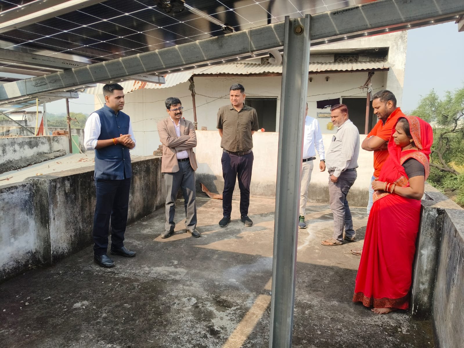 कलेक्टर जितेन्द्र यादव ने ग्राम सुंदरा में ‘प्रधानमंत्री सूर्य घर मुफ्त बिजली योजना’ का लिया जायजा