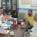 रेलवे के लिखित आश्वासन को अमल में लाने फिर पहुंचे आसिफ अली