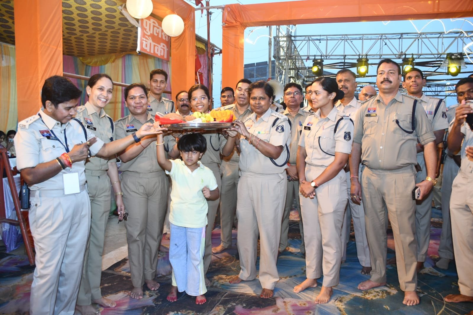 शारदीय नवरात्रि ड्यूटी सकुशल संपन्न होने पर पुलिस ने माँ बम्लेश्वरी के दरबार में टेका माथा, पुलिस बैंड की धुन से गूंजा डोंगरगढ़