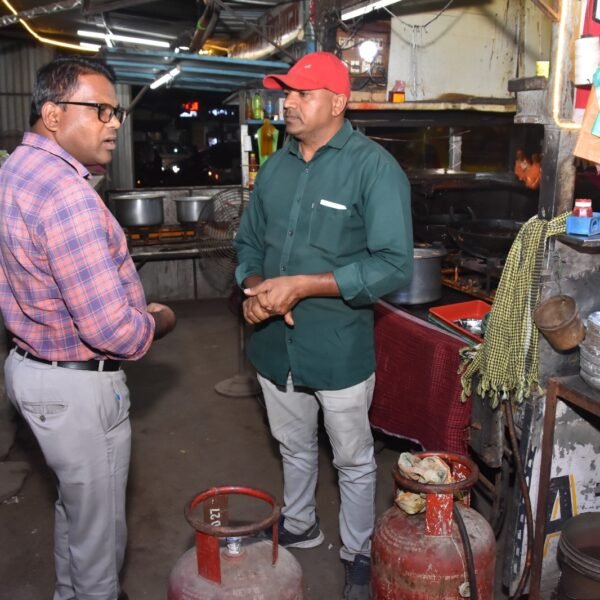 निगम और पुलिस की संयुक्त दबिश : आजाद चौक से अवैध बंद ठेला हटाया, पुराना बस स्टैंड पर बिरयानी सेंटर से 3 घरेलू सिलिंडर जब्त