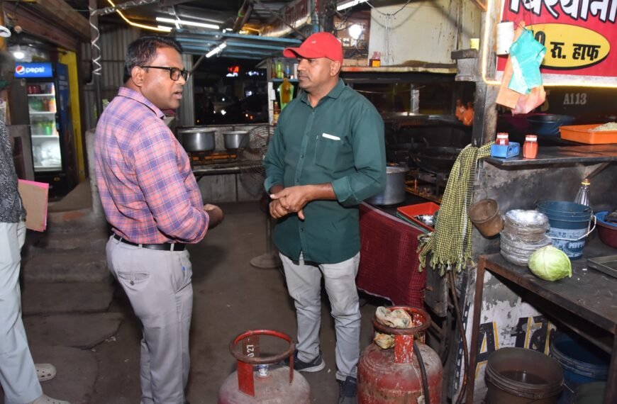 निगम और पुलिस की संयुक्त दबिश : आजाद चौक से अवैध बंद ठेला हटाया, पुराना बस स्टैंड पर बिरयानी सेंटर से 3 घरेलू सिलिंडर जब्त